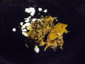 锅中放入色拉油，放入蒜子爆香，放入酸菜翻炒