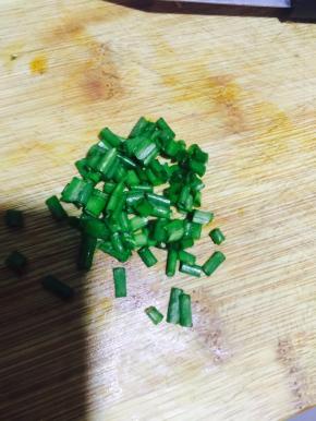 葱青切碎，出锅后洒在面条上，最后放入红香肠