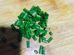葱青切碎，出锅后洒在面条上，最后放入红香肠