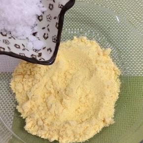 玉米面中加入白糖