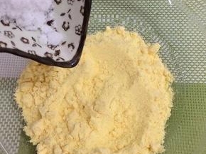 玉米面中加入白糖