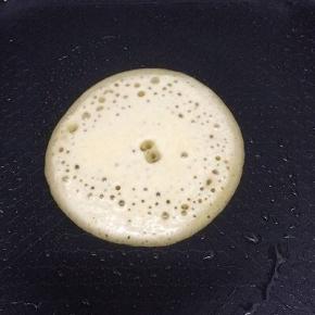 看见有小汽泡，就可以翻到另外一面烙，直至烙熟为止