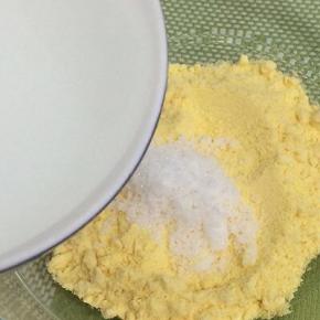 然后往玉米面中加入120克开水