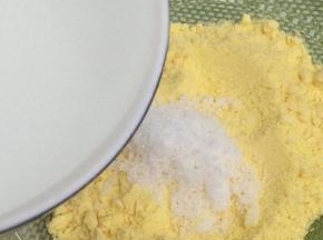 然后往玉米面中加入120克开水