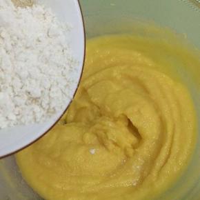 在将面粉和酵母一起放入玉米面糊中拌匀，在倒入剩下的80克水