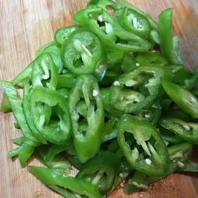 青椒洗净去籽，切圈备用。