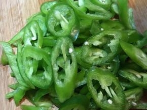 青椒洗净去籽，切圈备用。