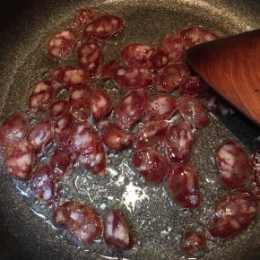 锅中加入少许油，大火烧热，下入腊肠翻炒。