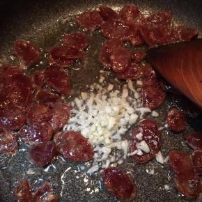 炒至表面微焦，下入蒜末煸出香味。