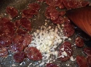 炒至表面微焦，下入蒜末煸出香味。