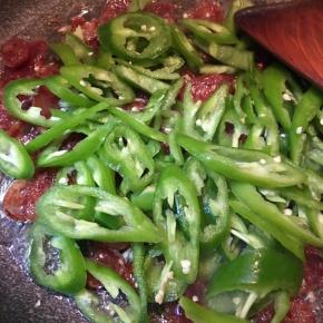 倒入青椒翻炒。