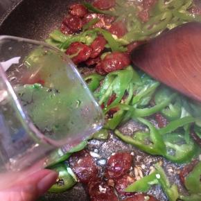 可以加入少许清水。