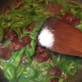 翻炒至青椒变色，调入盐和鸡精炒匀即可关火。