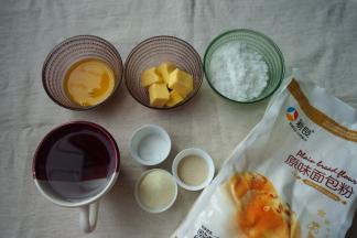 面包主材料准备好，分别称重；紫薯刷干净用蒸锅蒸熟，去皮碾碎备用，此两项工作可同时进行