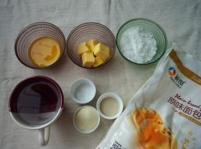 面包主材料准备好，分别称重；紫薯刷干净用蒸锅蒸熟，去皮碾碎备用，此两项工作可同时进行