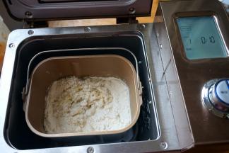 除黄油外的主材全部入东菱面包机中