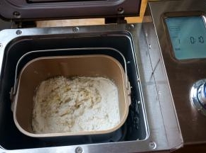 除黄油外的主材全部入东菱面包机中