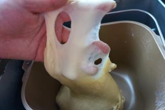 揉面结束，面团已经很光滑而且有弹性，面团慢慢扯出薄膜，手指一戳，洞口边缘呈圆滑状，揉面结束