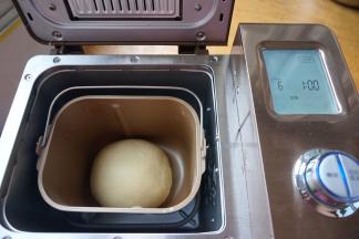 将面团收圆，在桶中进行基础发酵，选择发酵程序，设定1小时，这个时间要看季节或者桶外温度来调整