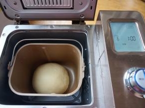 将面团收圆，在桶中进行基础发酵，选择发酵程序，设定1小时，这个时间要看季节或者桶外温度来调整