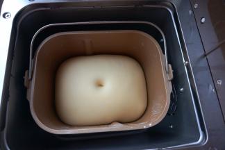 面团是原来的二倍大时，手指蘸少许面粉在面团顶端戳个洞，不塌陷不回缩，发酵成功