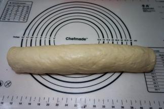 从上向下卷成圈，不要太松也不要过紧，只要每层能紧密贴合就成，封口朝下