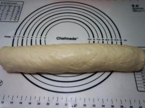 从上向下卷成圈，不要太松也不要过紧，只要每层能紧密贴合就成，封口朝下