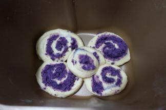 先在面包桶中摆一层，切面朝上，四角和中间一共五个