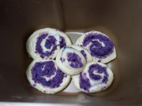 先在面包桶中摆一层，切面朝上，四角和中间一共五个