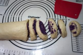 用刮板将面卷切割成均匀的14份