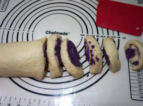 用刮板将面卷切割成均匀的14份