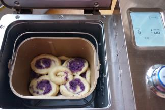 第二层摆4个，分别摆放在第一层周边四个的接缝处；最上面一层摆放和底层一样的位置，盖上面包机的盖子，选择“发酵”一小时