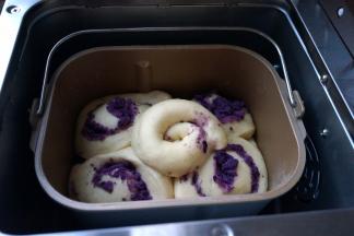 面包是原来的二倍大，并且表面光滑圆润了