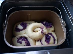 面包是原来的二倍大，并且表面光滑圆润了