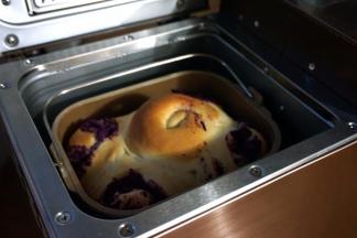 烤好的面包色泽不错，虽然天黑了，正好第二天早餐吃。面包从桶中倒在晾架上，凉后入袋封存，吃时切片