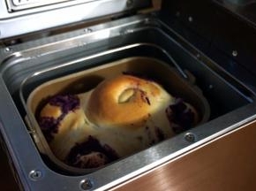 烤好的面包色泽不错，虽然天黑了，正好第二天早餐吃。面包从桶中倒在晾架上，凉后入袋封存，吃时切片