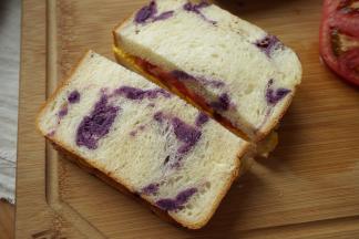 再放一片面包，中间横切一刀，这样更易入口