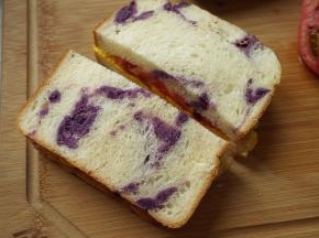 再放一片面包，中间横切一刀，这样更易入口