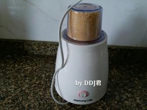 去皮后用料理机打碎，我用干磨杯