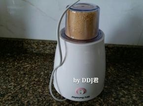 去皮后用料理机打碎，我用干磨杯