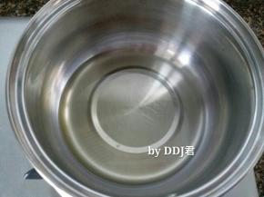 50克玉米油烧熟，然后冷却备用