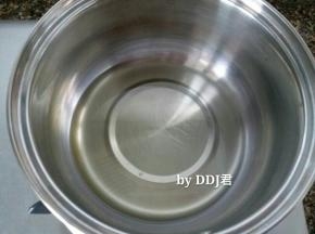 50克玉米油烧熟，然后冷却备用