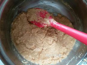 花生粉末和烧熟的玉米油拌均匀就好（如果用花生油，成品会更香）