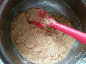 花生粉末和烧熟的玉米油拌均匀就好（如果用花生油，成品会更香）