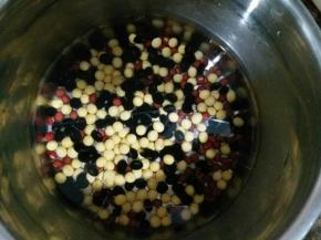 黑豆 黄豆 红豆冲洗干净，提前一晚泡着
