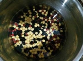 黑豆 黄豆 红豆冲洗干净，提前一晚泡着
