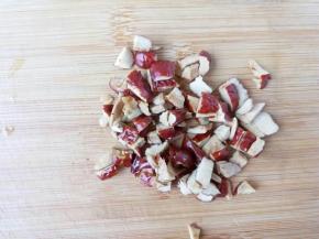 红枣洗干净，切小，去核