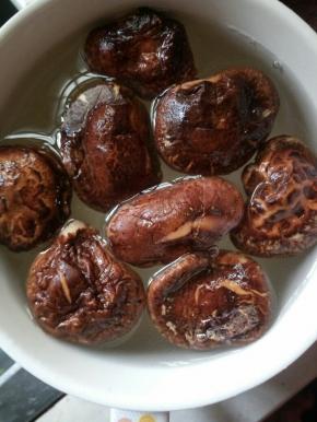 将香菇用热水泡发，泡四个小时