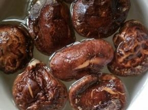 将香菇用热水泡发，泡四个小时