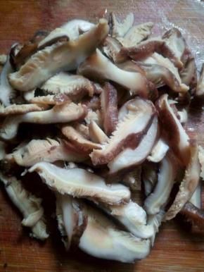 两个小时后，把要做煲仔饭的砂锅内抹油，大米洗干净后，放入砂锅用煮饭的水泡着，我这气温低，泡了两个小时
泡好的香菇切长条